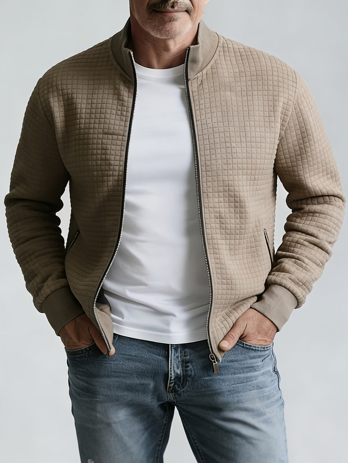 Men's quilted jacket with mock neck, long sleeves and zipped pockets