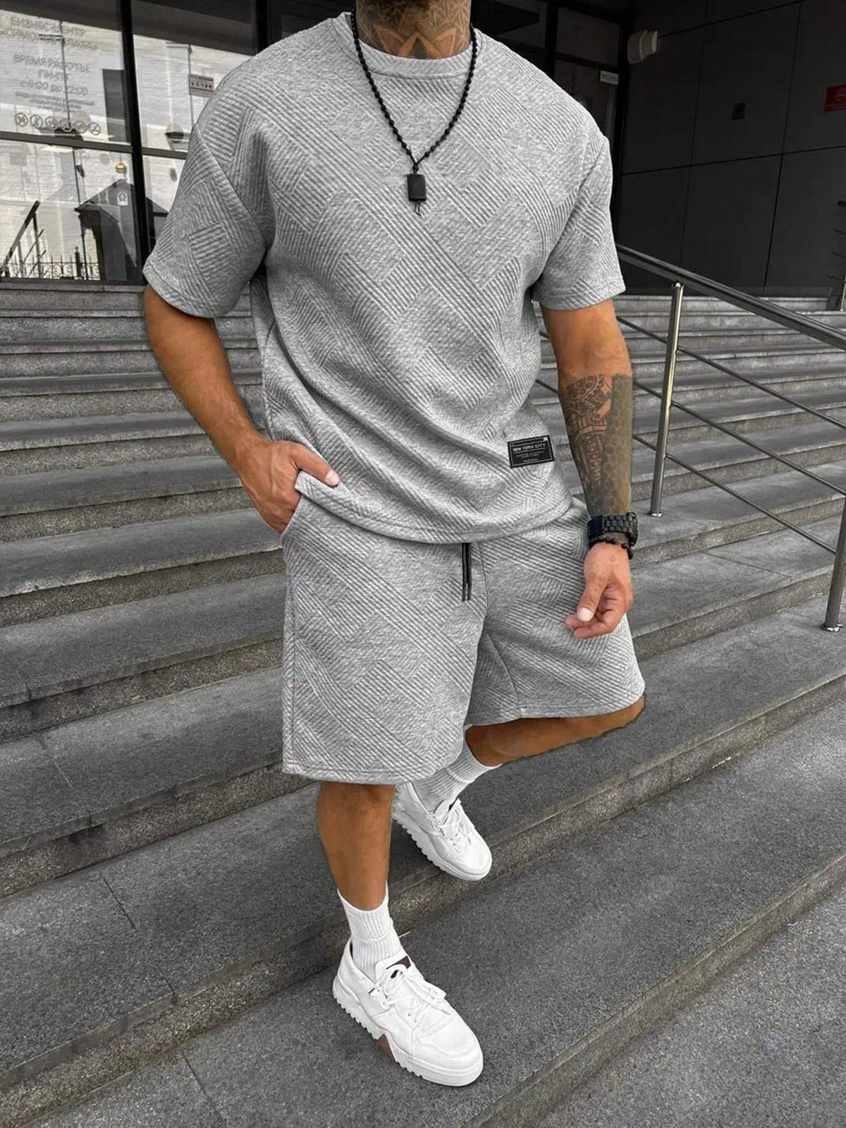 Men's geometric textured T-shirt and shorts set with crew neck