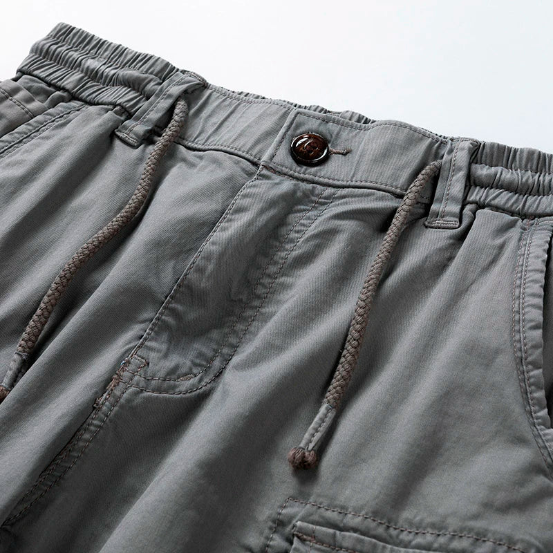 Men's cargo Bermuda shorts with drawstring waist and multiple pockets