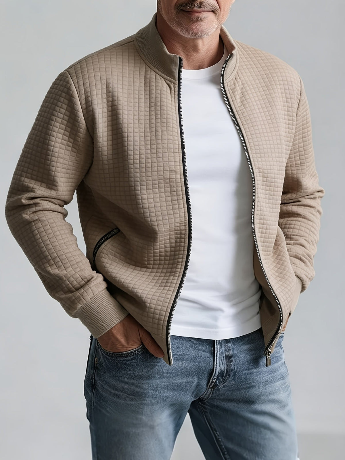 Men's quilted jacket with mock neck, long sleeves and zipped pockets