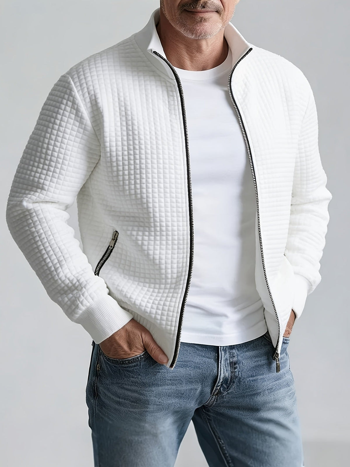 Men's quilted jacket with mock neck, long sleeves and zipped pockets