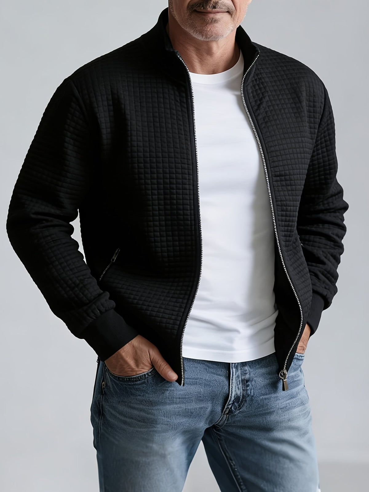 Men's quilted jacket with mock neck, long sleeves and zipped pockets