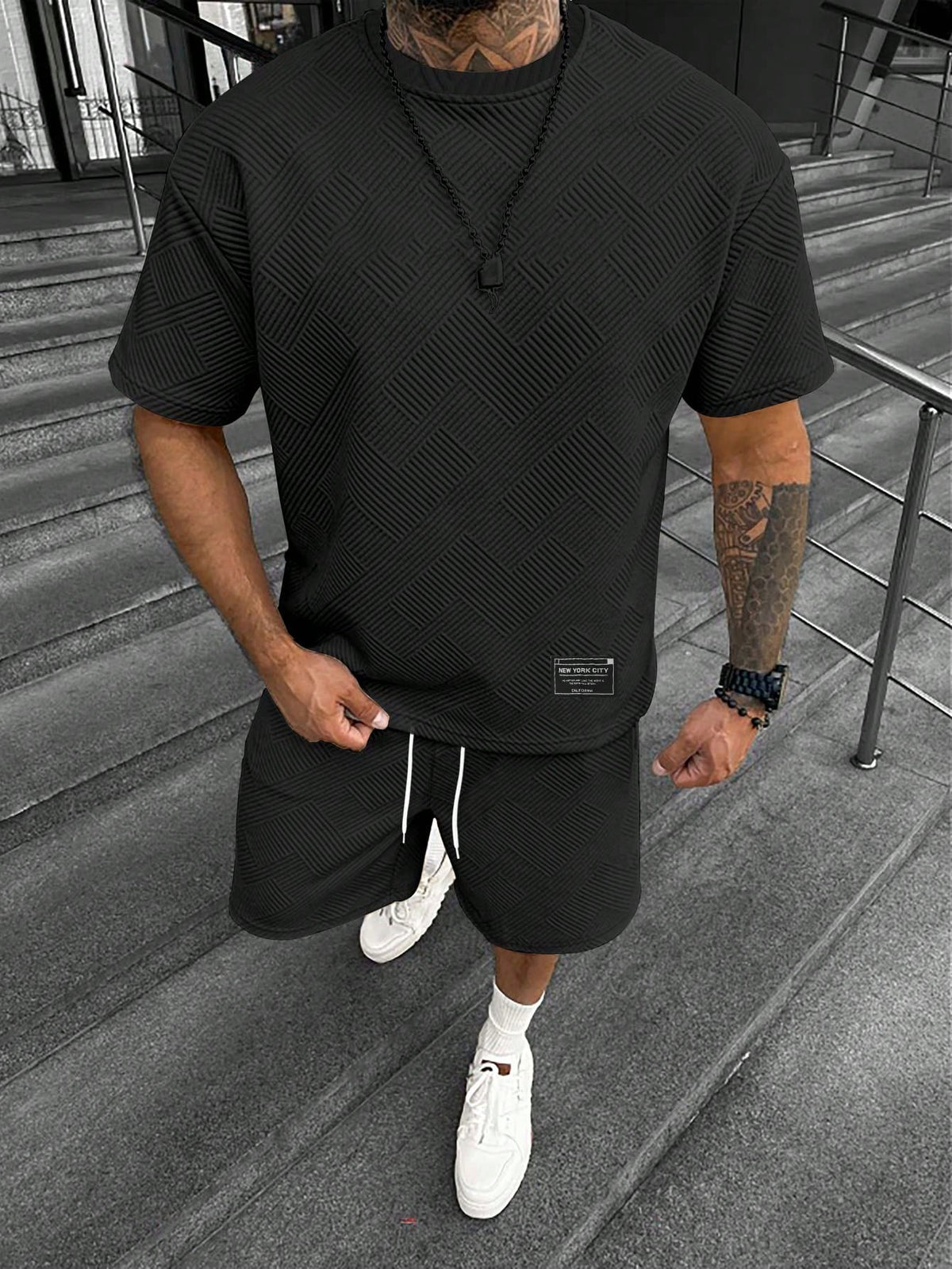 Men's geometric textured T-shirt and shorts set with crew neck