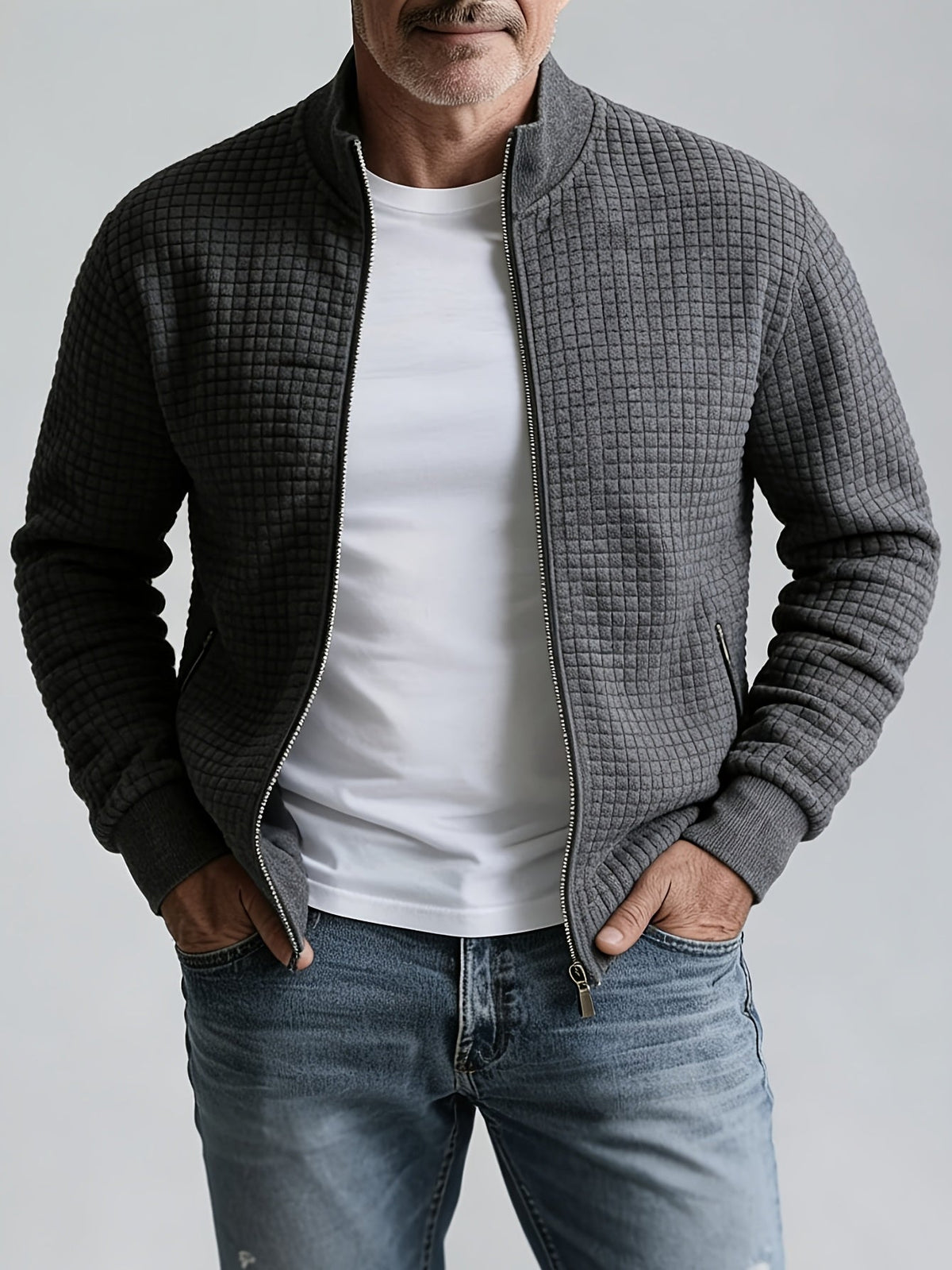 Men's quilted jacket with mock neck, long sleeves and zipped pockets