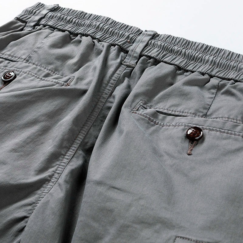 Men's cargo Bermuda shorts with drawstring waist and multiple pockets
