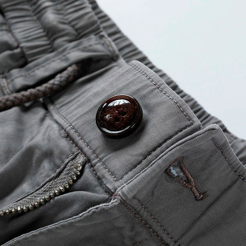 Men's cargo Bermuda shorts with drawstring waist and multiple pockets
