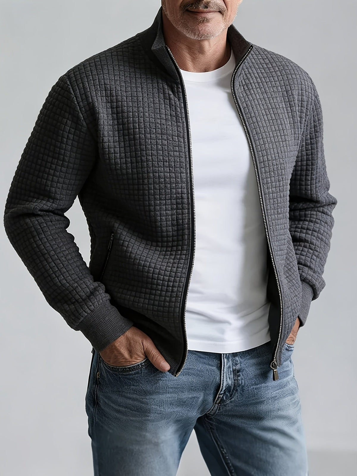 Men's quilted jacket with mock neck, long sleeves and zipped pockets