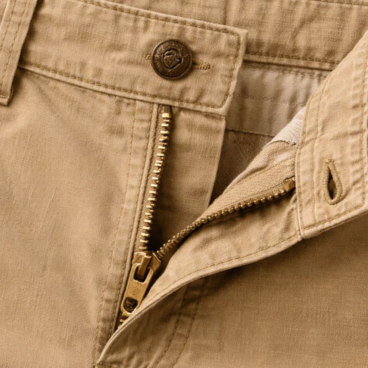 Men's tactical cargo shorts with multiple flap pockets