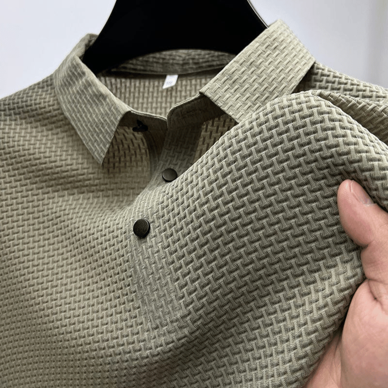 Men's textured short sleeve polo shirt with point collar